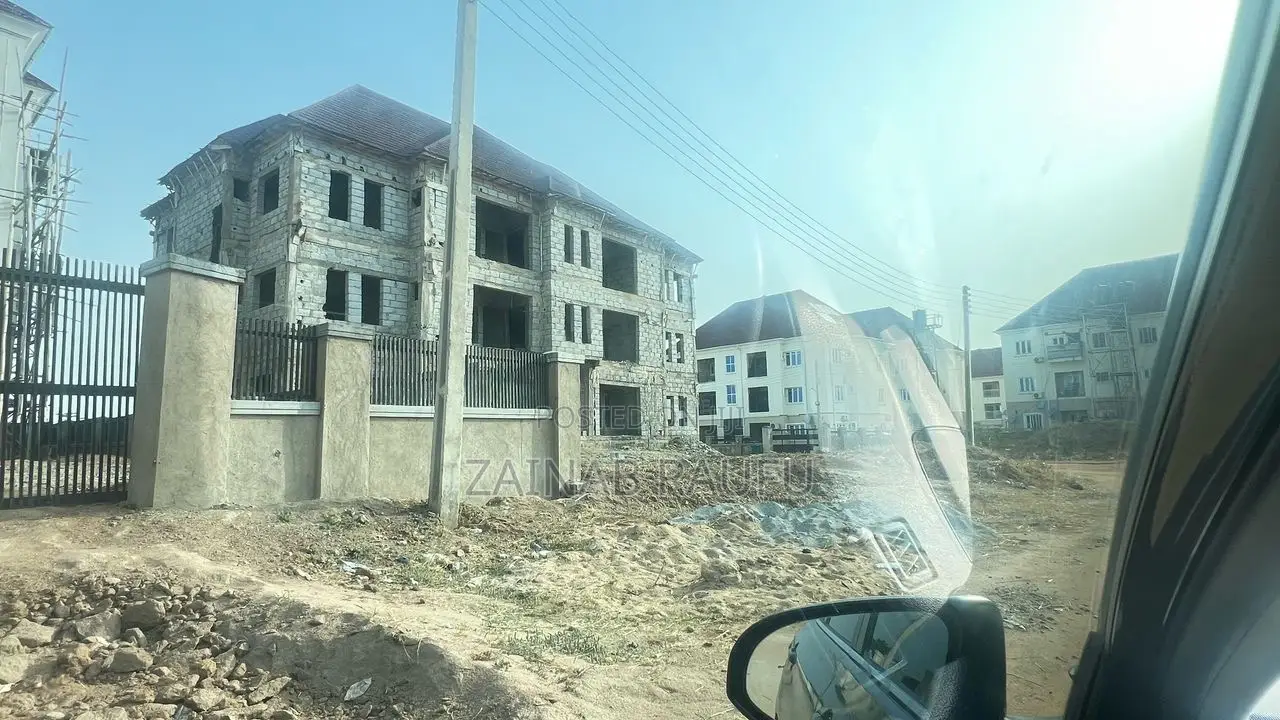 3bdrm Block of Flats in Lugbe District for sale