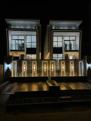 5bdrm Duplex in Chevron for sale