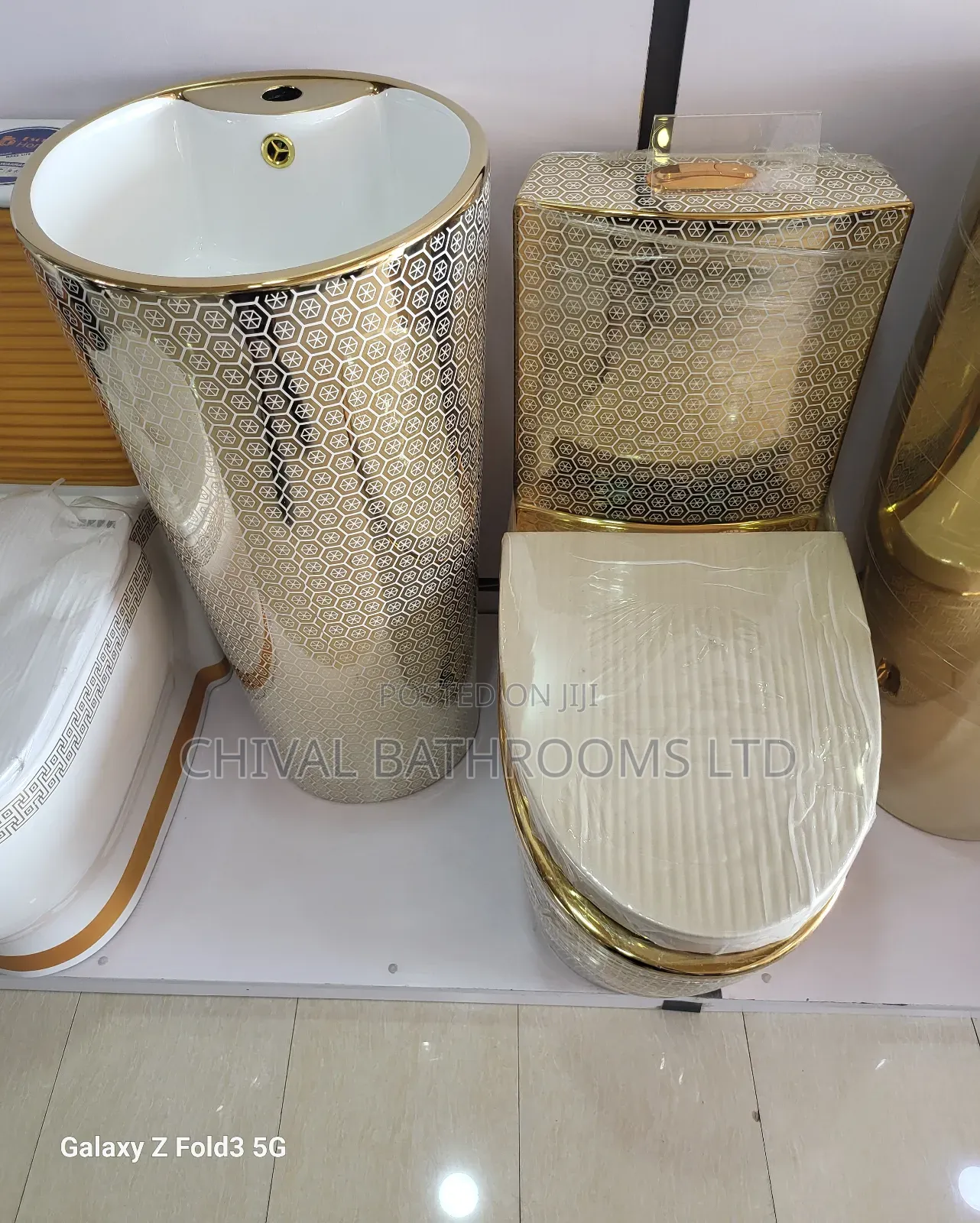 Gold and White Luxury Wc