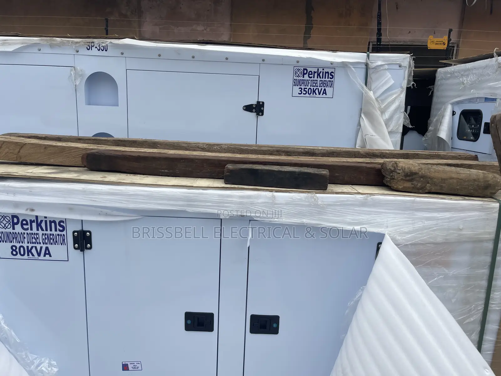 Superb England Perkins Soundproof Diesel Generator 350kva