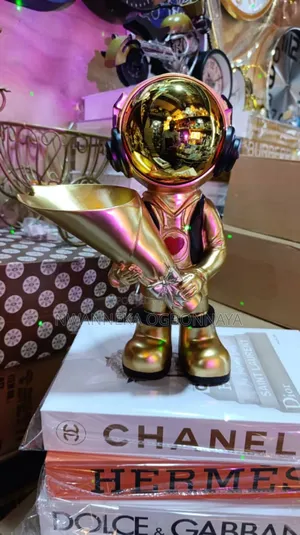 Electroplating Astronaut Statue With Tray
