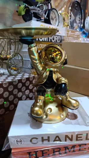 Electroplating Astronaut Statue With Tray