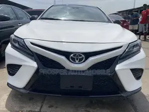 Toyota Camry SE FWD (2.5L 4cyl 8AM) 2018 White