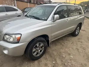 Photo - Toyota Highlander Base FWD 2004 Silver