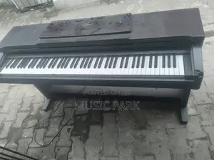 Yamaha CLP 124