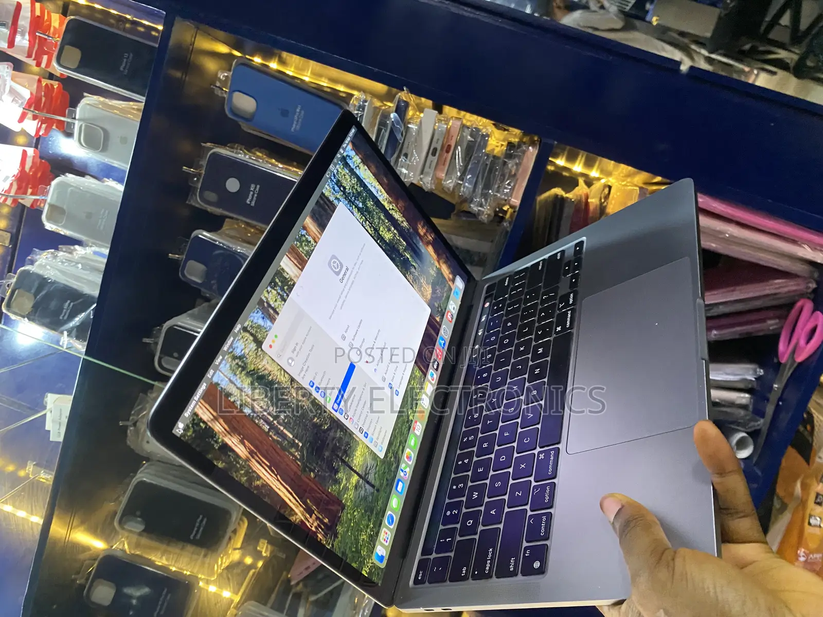 Laptop Apple MacBook Pro 2022 M2 8GB Apple M2 SSD 512GB