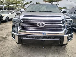 Toyota Sequoia Platinum 4x4 2018 Black