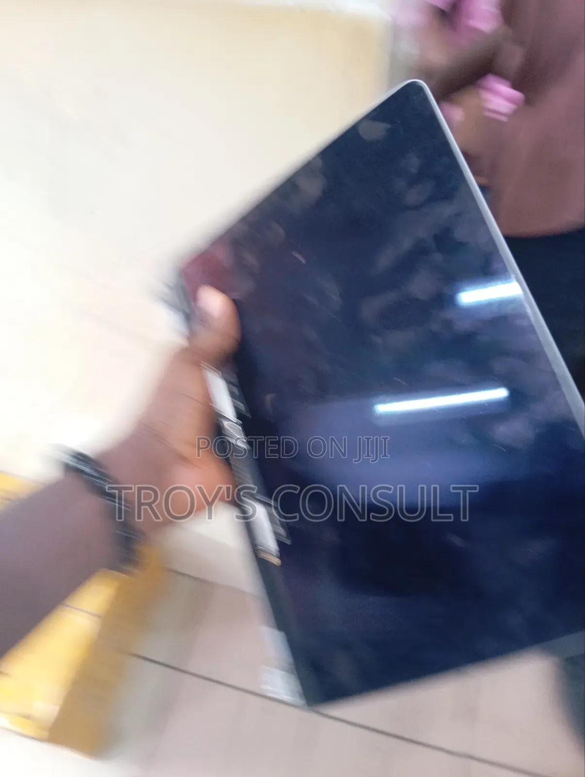 M1 Apple Laptop Screen