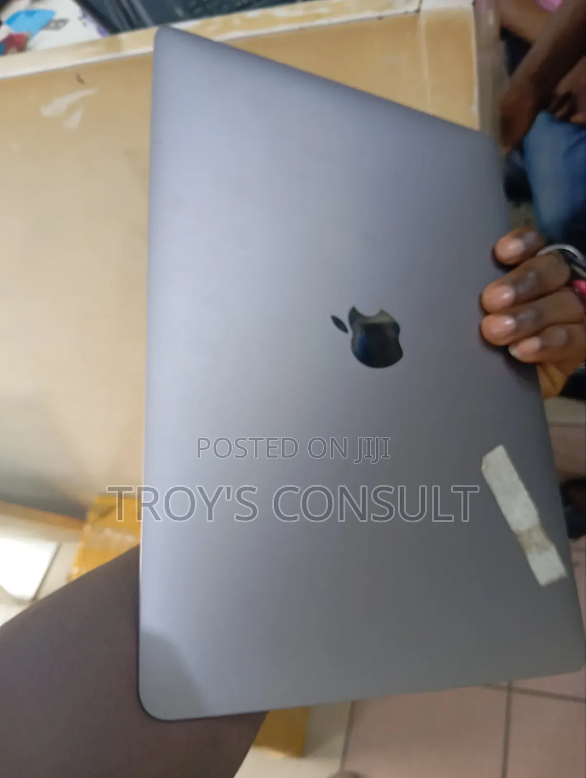 M1 Apple Laptop Screen