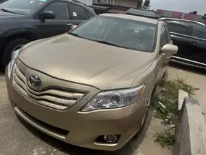 Toyota Camry LE 4dr Sedan (2.5L 4cyl 6AM) 2010 Gold