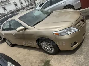 Toyota Camry LE 4dr Sedan (2.5L 4cyl 6AM) 2010 Gold