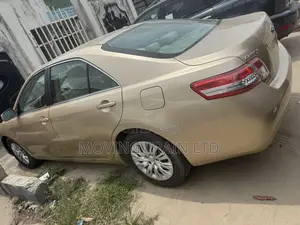 Toyota Camry LE 4dr Sedan (2.5L 4cyl 6AM) 2010 Gold