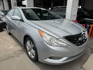 Hyundai Sonata Limited Sedan FWD (2.4L 4cyl 6A) 2011 Silver