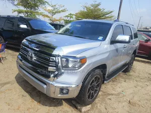 Toyota Sequoia Platinum FFV 4dr SUV 4WD (5.7L 8cyl 6A) 2016 Silver