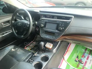 Toyota Avalon XLE Premium Sedan FWD (3.5L 6cyl 6A) 2013 Red