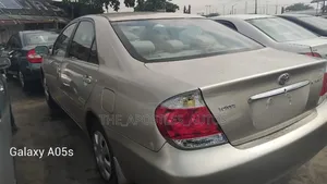 Toyota Camry LE 4dr Sedan (2.4L 4cyl 5A) 2006 Gold