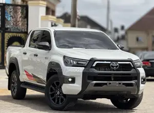 Photo - Toyota Hilux 2023 White