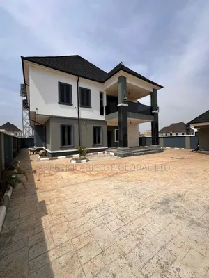 5bdrm Duplex in In An Estate for sale