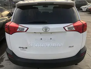 Toyota RAV4 XLE 4dr SUV (2.5L 4cyl 6A) 2014 White