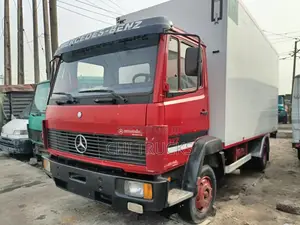 Mercedes-Benz 2000 Red