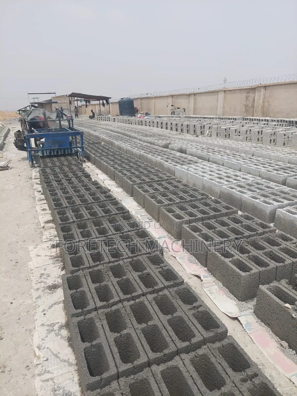 Egg Layer Mobile Concrete Block Molding Machine (3000 Daily)