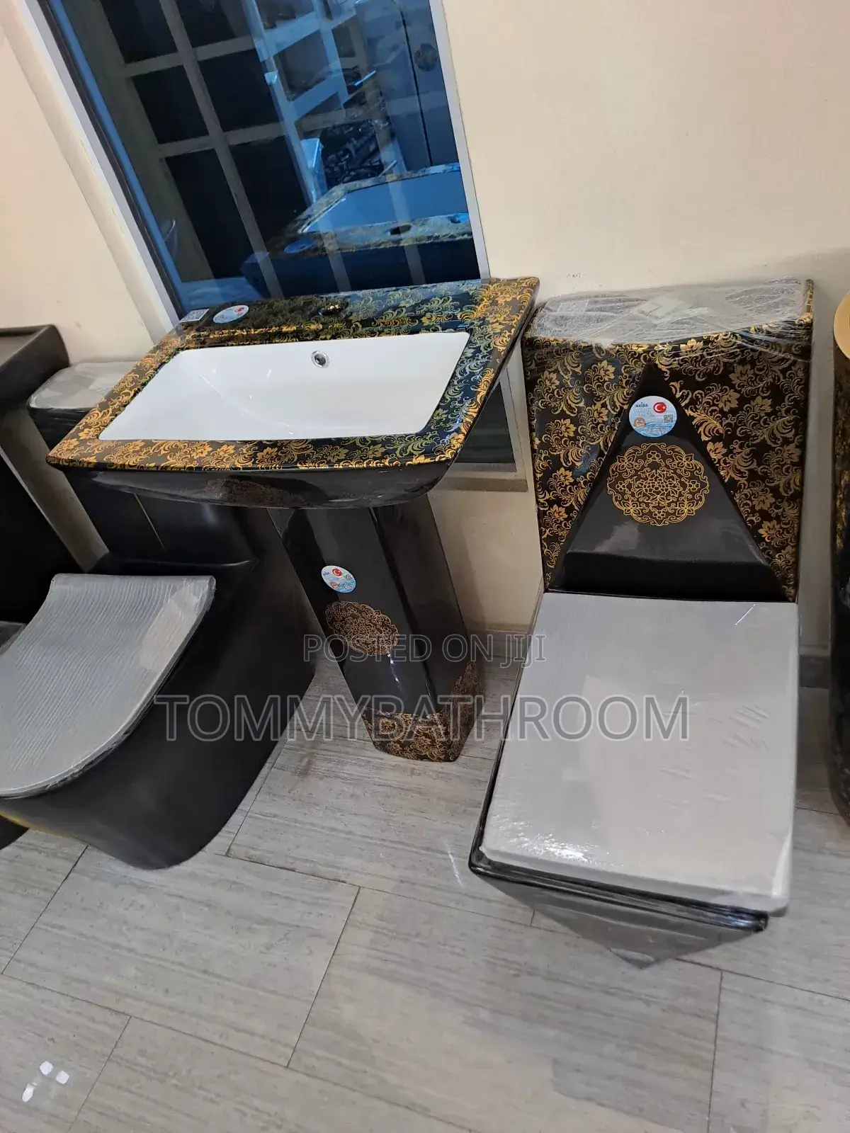 Black Leaf Design Wc