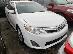 Toyota Camry XLE 4dr Sedan (2.5L 4cyl 6A) 2014 White
