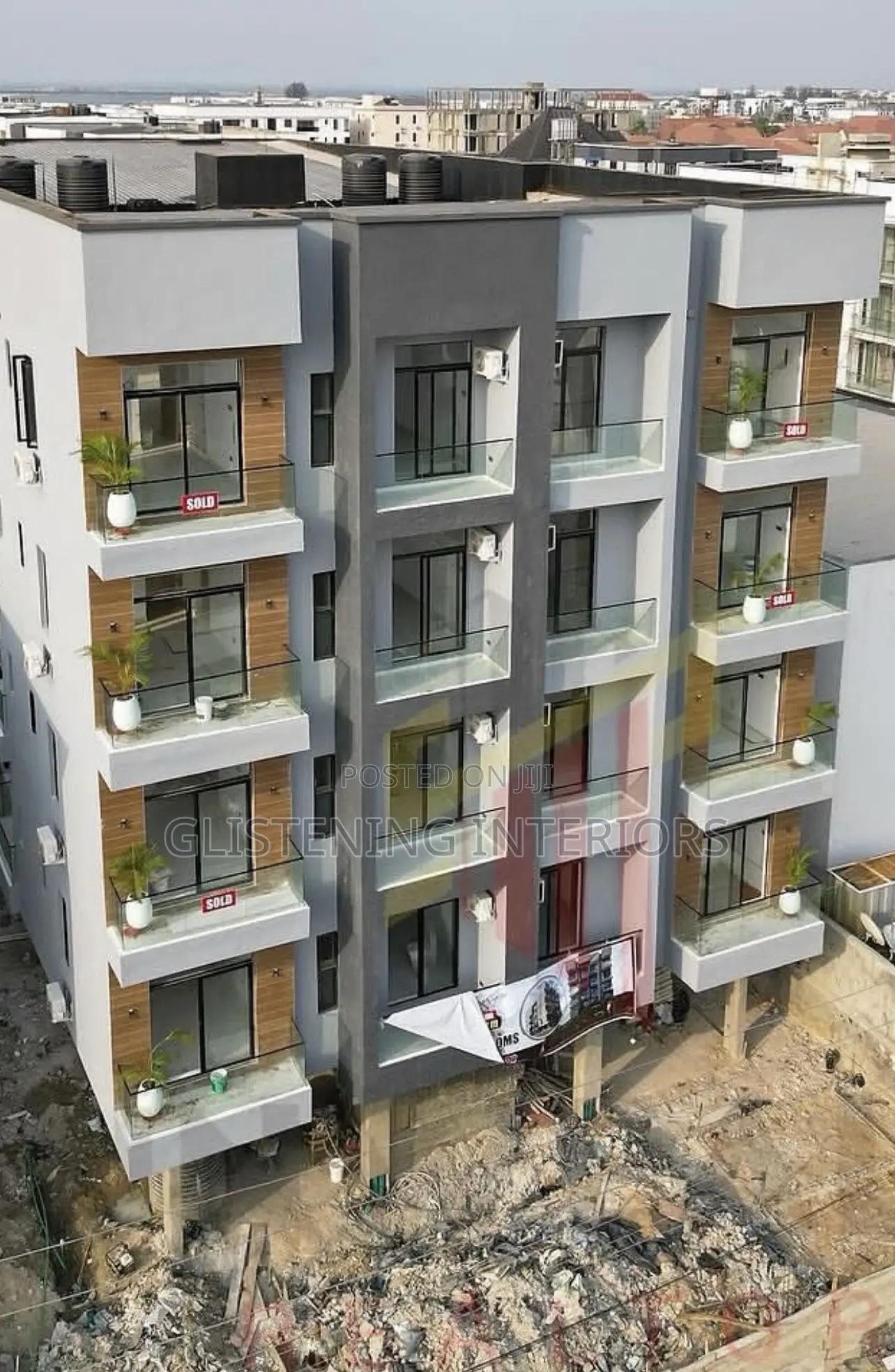 Balcony Design With A 10mmplain Glass And Black Top Profile