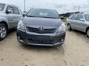 Toyota Verso 1.8 2012 Gray