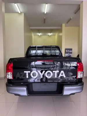 New Toyota Hilux 2024 Black