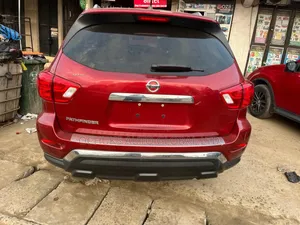 Nissan Pathfinder 2017 Red