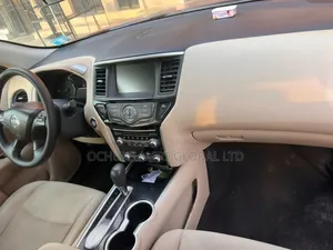 Nissan Pathfinder 2017 Red
