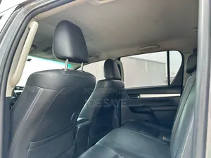 Photo - Toyota Hilux 2018 Gray