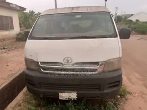 Photo - Toyota HiAce 2005 White