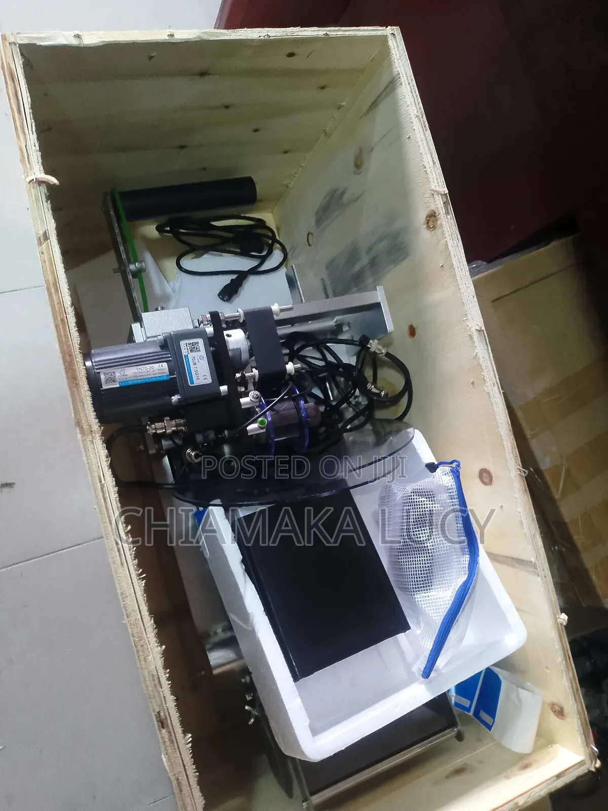 Round Bottle Sticker Labelling Machine With Coding