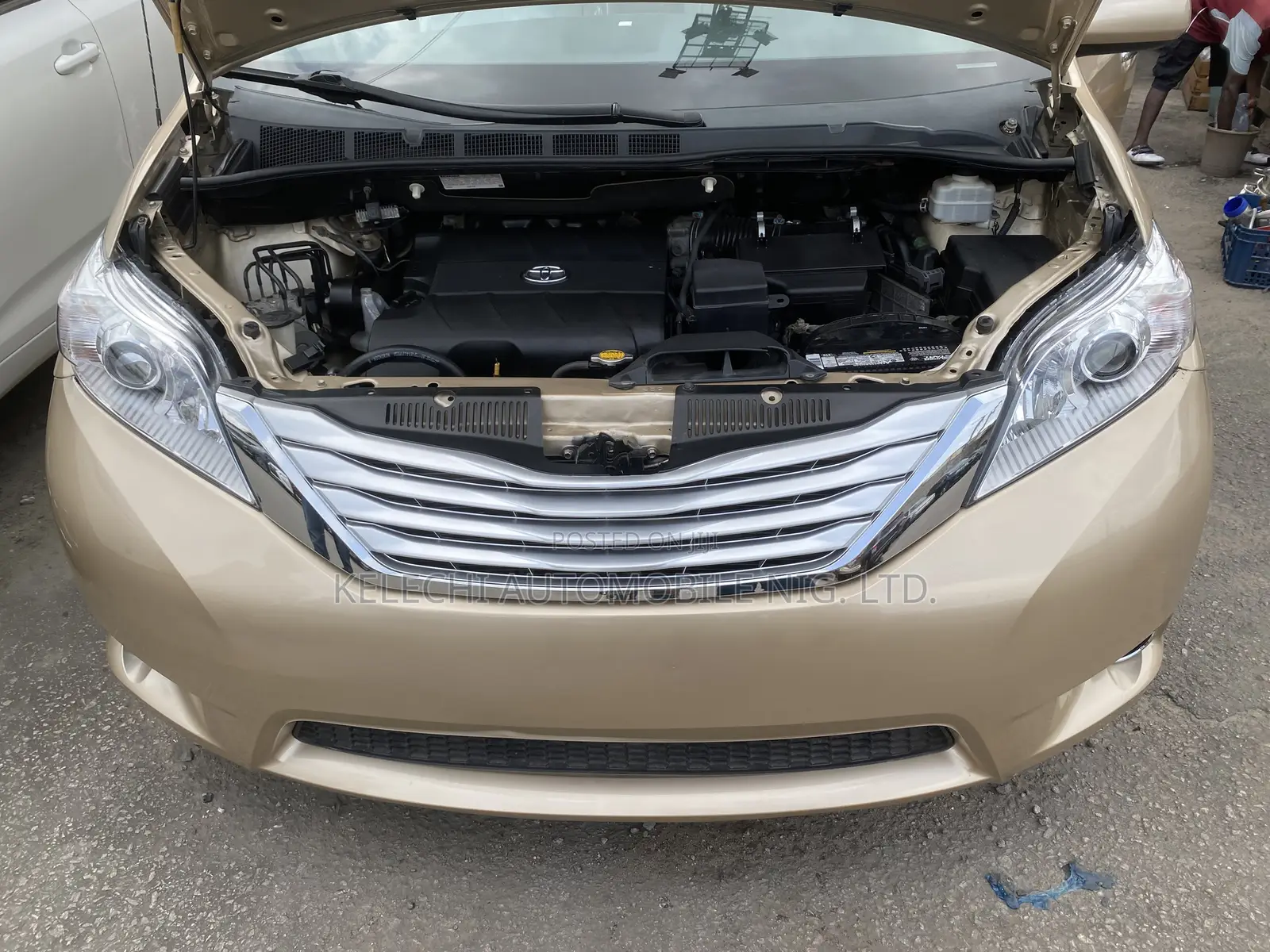 Toyota Sienna XLE 7 Passenger Mobility 2012 Gold