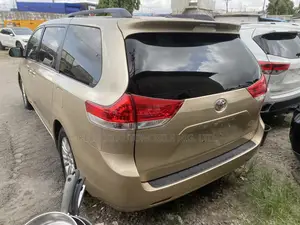 Toyota Sienna XLE 7 Passenger Mobility 2012 Gold
