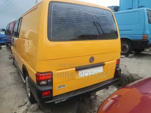 Volkswagen Transporter 2005 Yellow