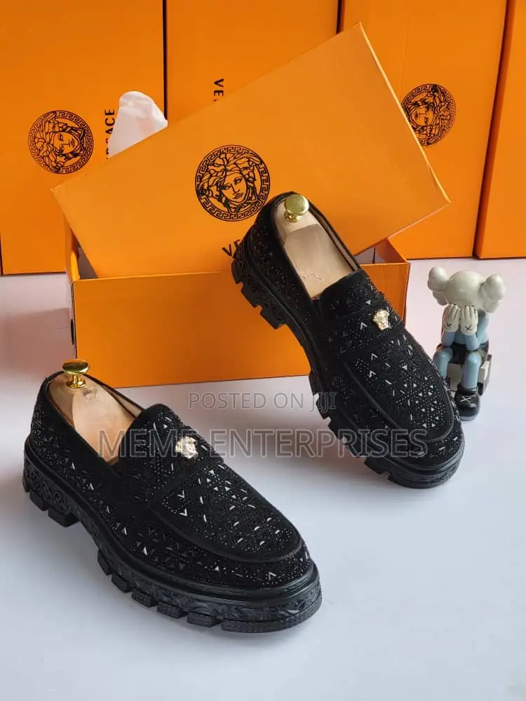 Classic Shoe With Shiny Stones 