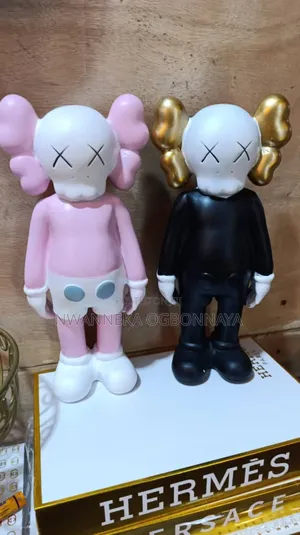 2025 Nordic Fashion Style Statue
