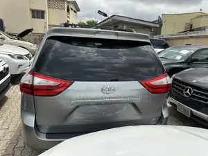 Toyota Sienna XLE Premium 8 Passenger (3.5L 6cyl 6A) 2016 Gray