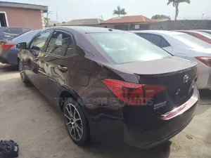 Toyota Corolla SE (1.8L 4cyl 6M) 2018 Burgundy