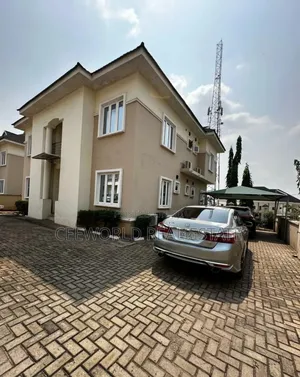 5bdrm Duplex in Olive Court Estates for sale