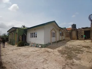 5bdrm Bungalow in Sanyo, Ibadan for sale