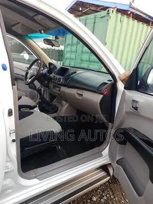 Mitsubishi L200 Double Cab 2.5 136hp 4WD 2013 White