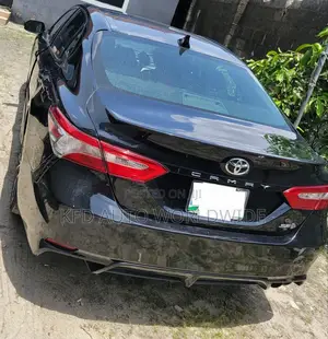 Toyota Camry SE FWD (2.5L 4cyl 8AM) 2018 Black