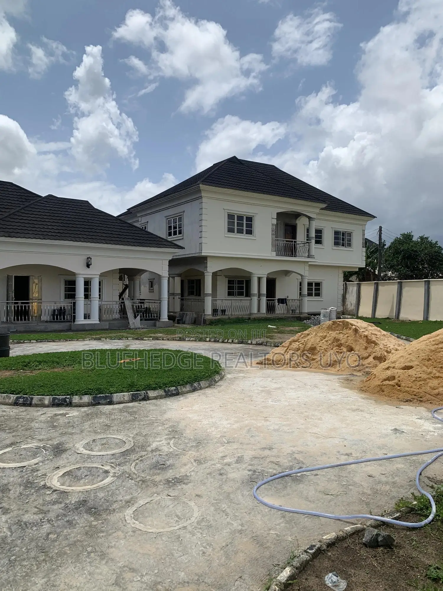 4bdrm Block of Flats in Osongama Estate Uyo for sale