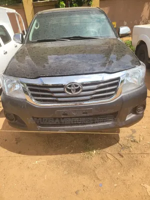 Toyota Hilux SR 4x4 2014 Black