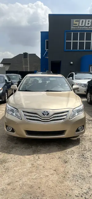 Toyota Camry LE 4dr Sedan (2.5L 4cyl 6AM) 2010 Gold
