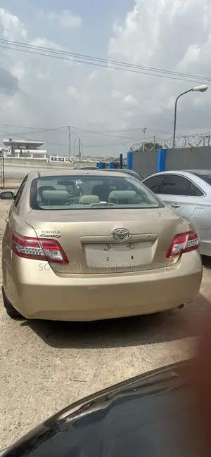 Toyota Camry LE 4dr Sedan (2.5L 4cyl 6AM) 2010 Gold